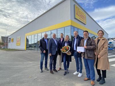 Gruppenfoto zur Übergabe des neuen Netto-Marktes