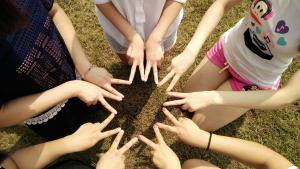 Eine Gruppe von Jugendlichen, die ihre Hände zu einem Stern formen